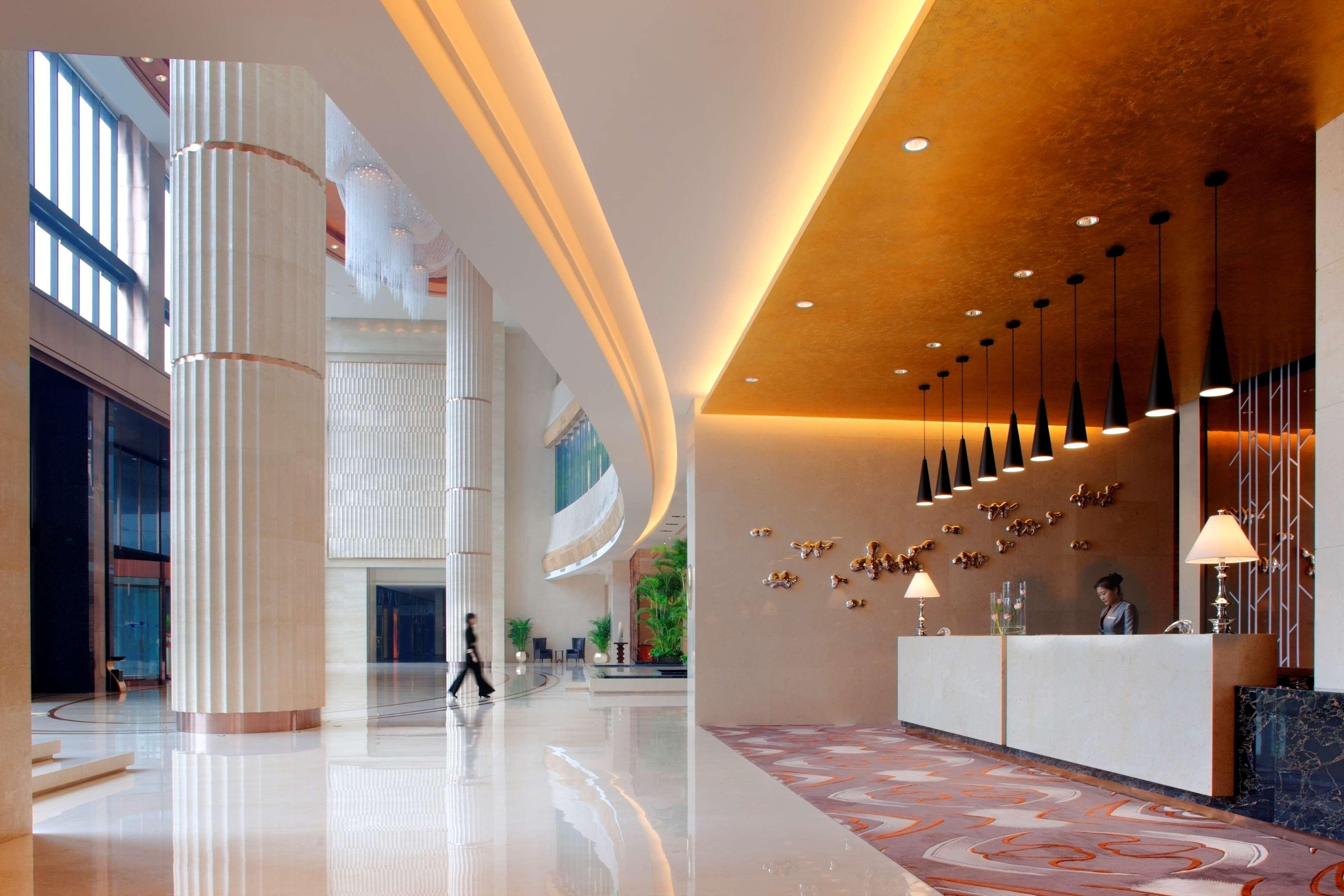 Radisson Blu Plaza Chongqing - Free 2 Bottle Of Local Beer Per Room During Stay 内观 照片